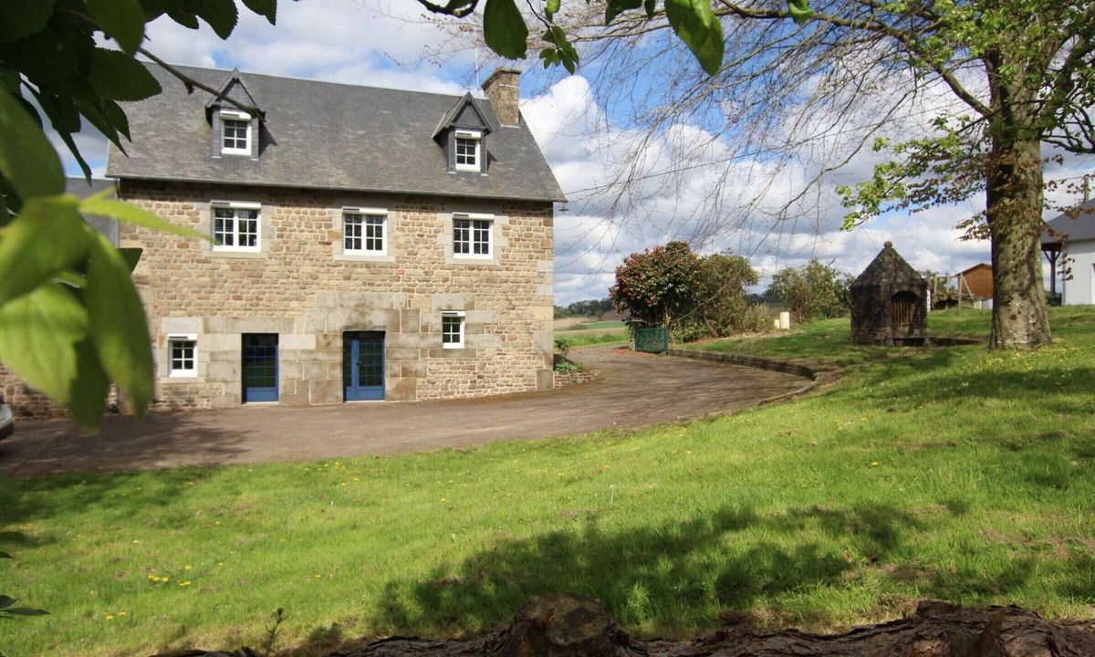 Saint-Laurent-de-Terregatte Cottage | Authentic 3-Bedroom House with Garden near Mont-Saint-Michel