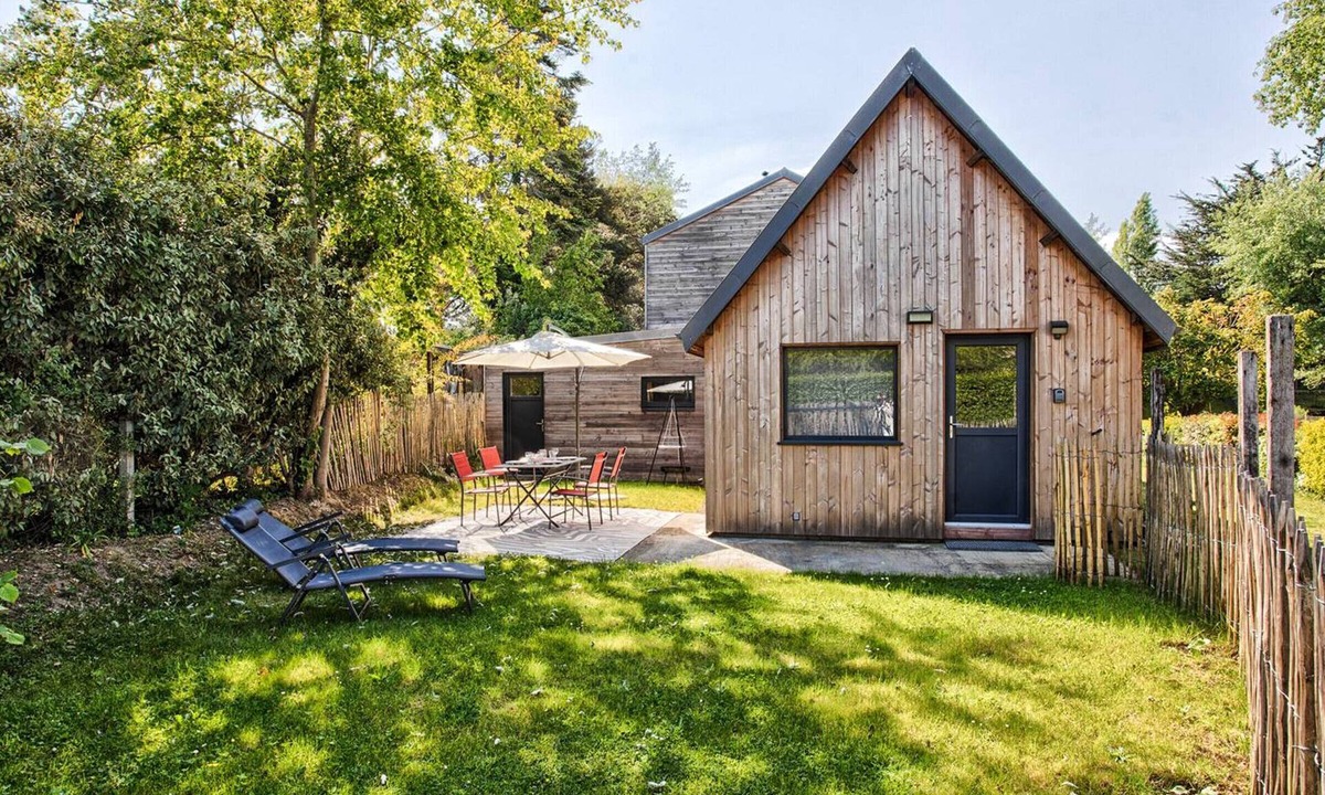 Merville-Franceville-Plage Ski Chalet | Authentic chalet steps from beach, perfect for relaxation