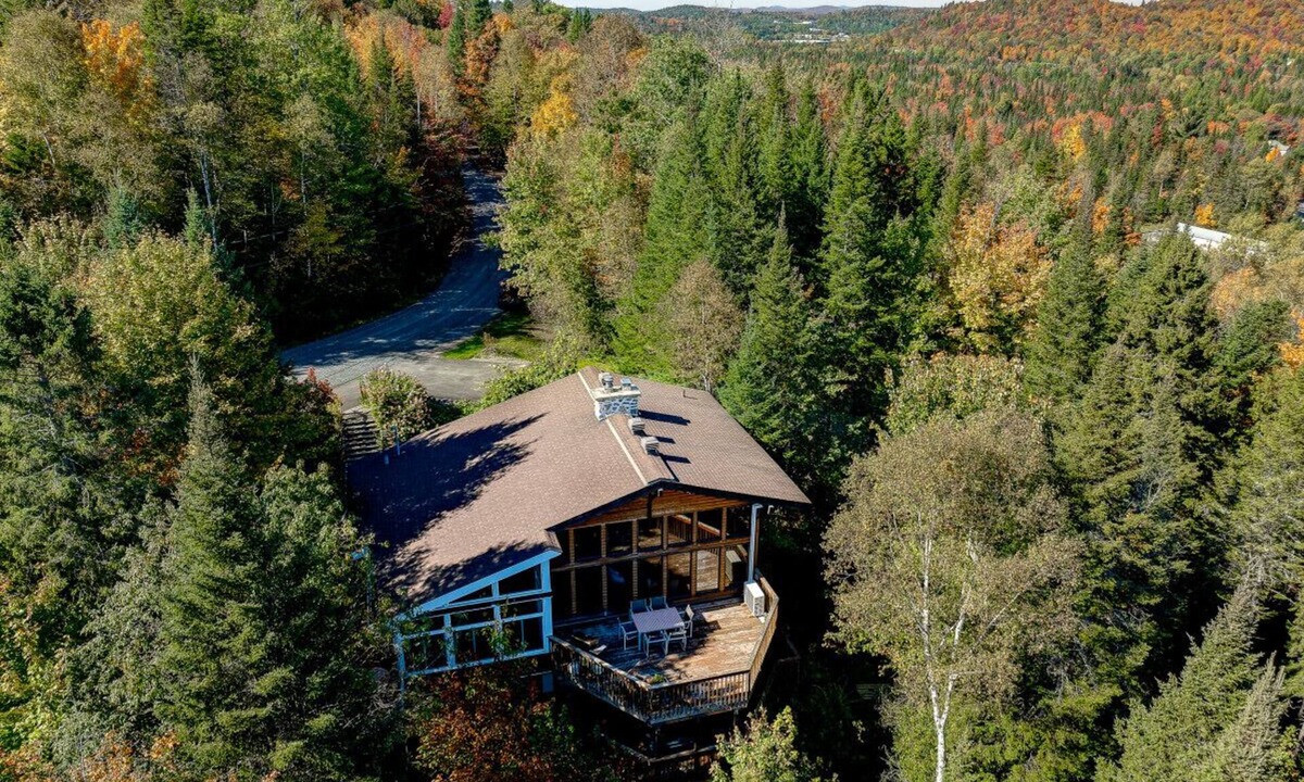 Sainte-Agathe-des-Monts House | Authentic Swiss Cabin - 4 BR with Hot Tub and pool table