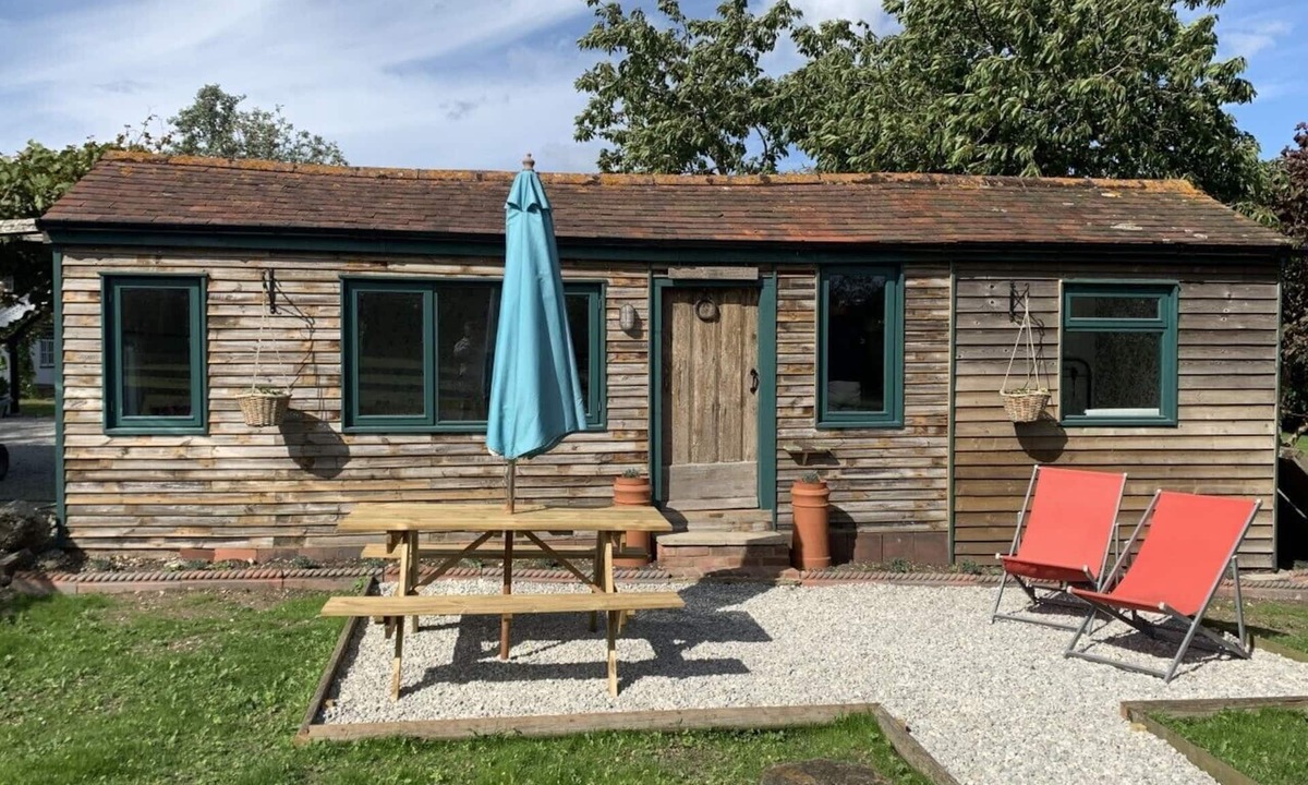Sittingbourne Cabin | Authentic 1940's themed wooden cabin.