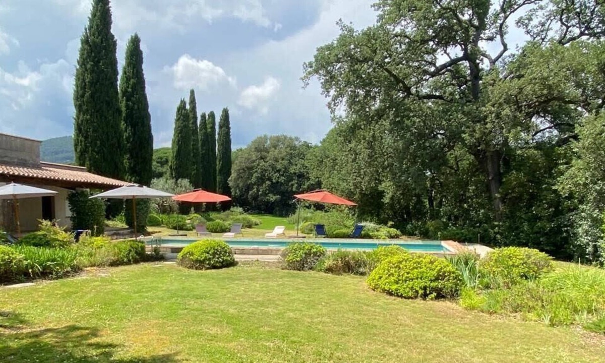 La Farlede House | Authentic and spacious Provencal building