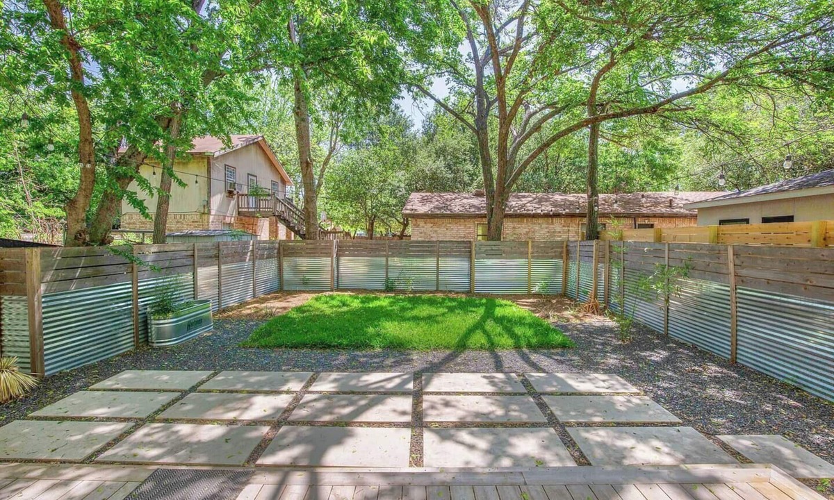 Holly House | Authentic ATX Family Compound ❤️ 2 Homes Side-by-Side Walk to Lake Near UT