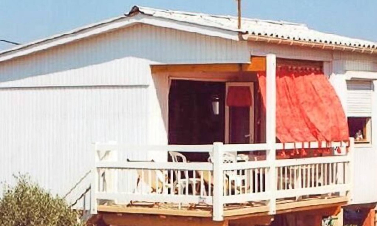 Gruissan Plage Ski Chalet | Authentic chalet with sea view, sleeps 4, all comforts