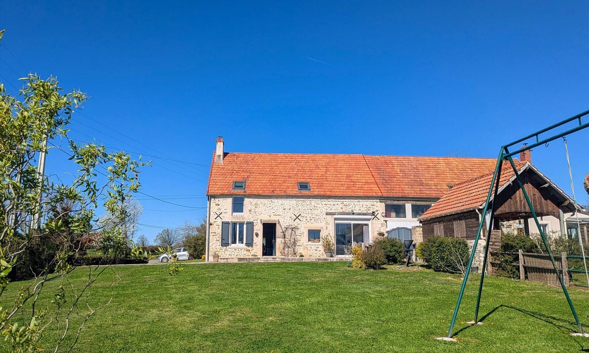 Nohant-Vic Cottage | Authentic Charm in Berry, 11 Pax, Garden and Wifi