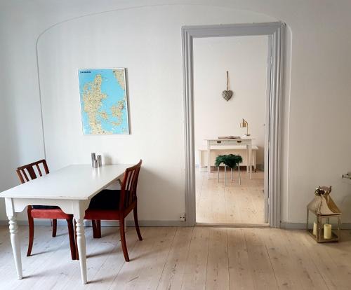 København V Apartment | AUTHENTiC COPENHAGEN! 1st floor, 2 x doub bed, Fully furnishd, Check in 3 pm - 3 am