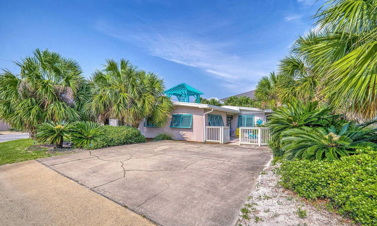 Villa Primera House | Authentic, Florida Cottage Just Steps from Everything! Pet Friendly!
