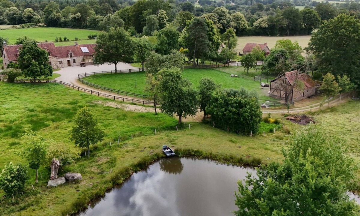 Ceauce Cottage | Authentic house by a pond with pets allowed, linens and cleaning included