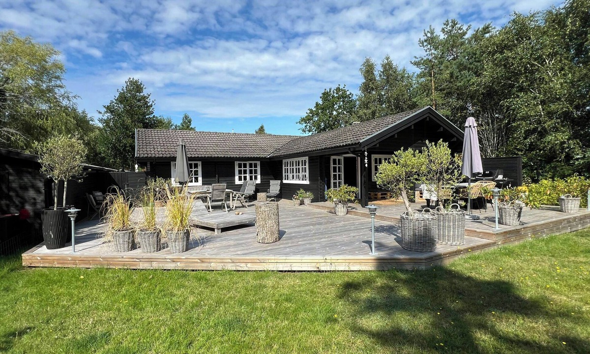 Hoensinge House | Authentic log cabin on large enclosed natural plot