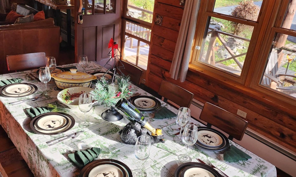 Hamlin Cabin | Authentic Log Cabin * Short walk to Lake & Hideout