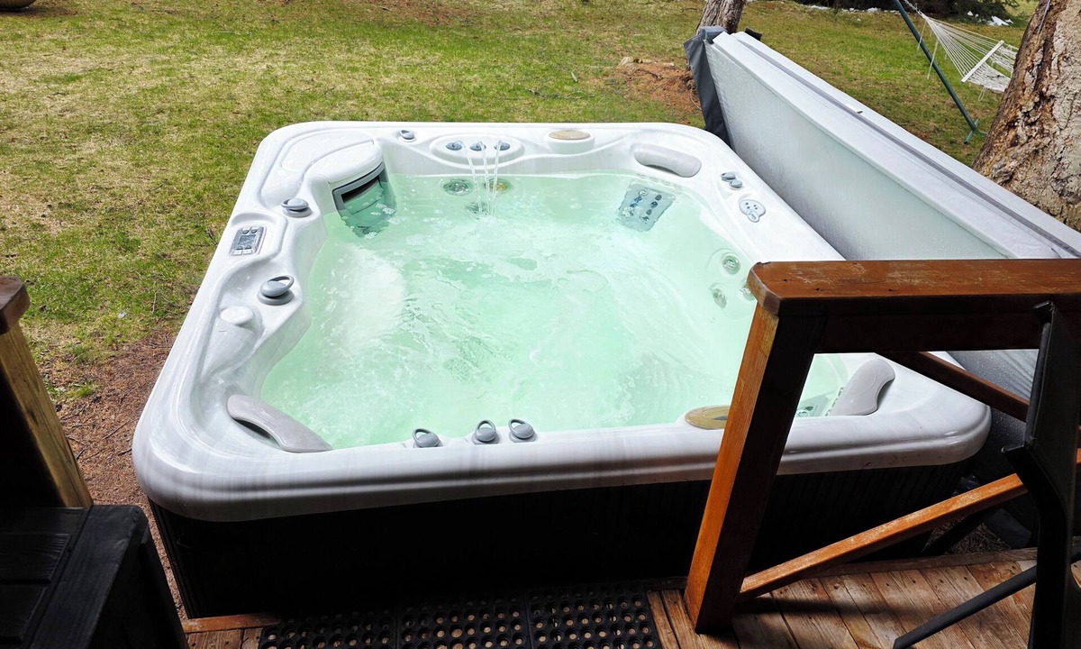 Seeley Lake Cabin | Authentic Log Cabin + Bunkhouse and Hot Tub in Seeley Lake - Sleeps 12