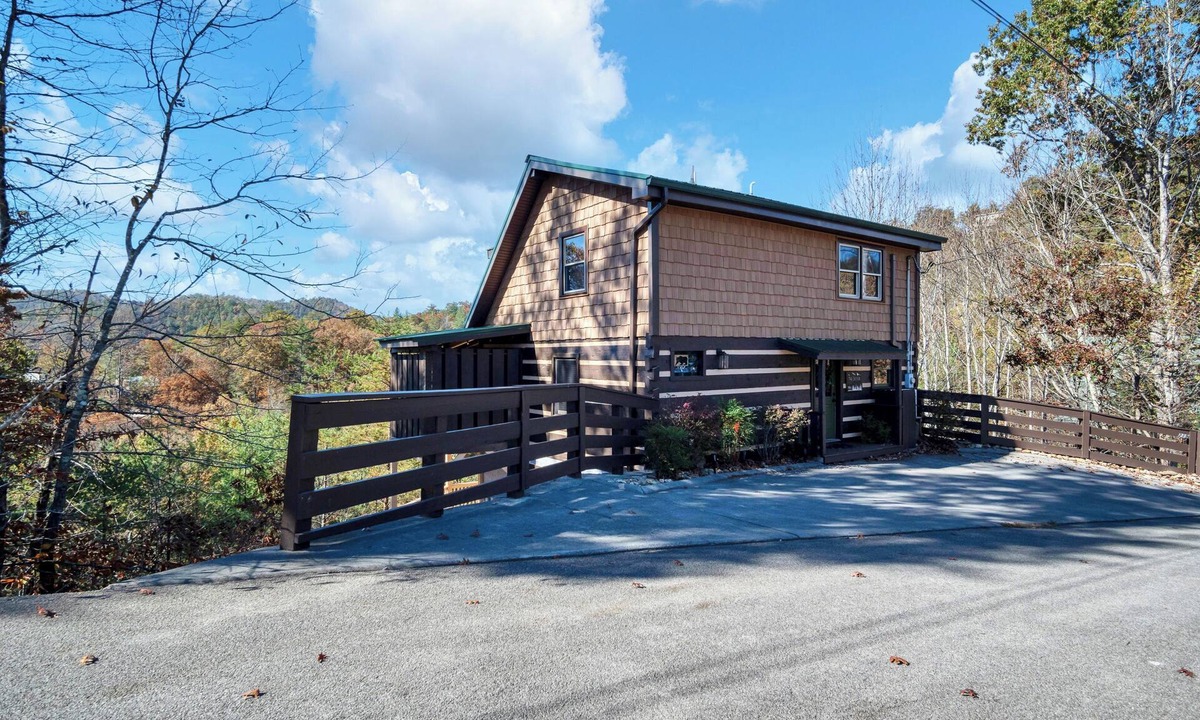 Townsend Cabin | Authentic log cabin with, some mountain views and watching the evening sunset!