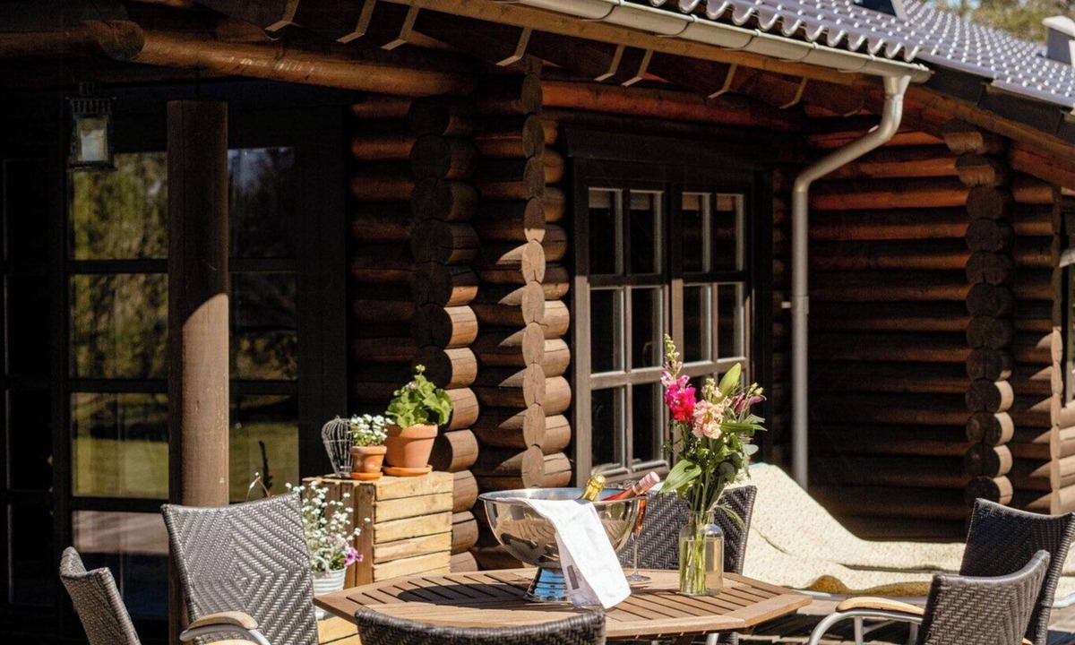Fjerritslev House | Authentic log house amid evergreens in Vendsyssel