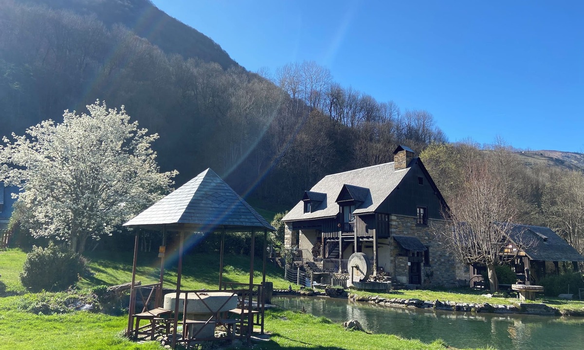 Peyragudes House | Authentic Mountain Retreat with Stunning Views and Large Park