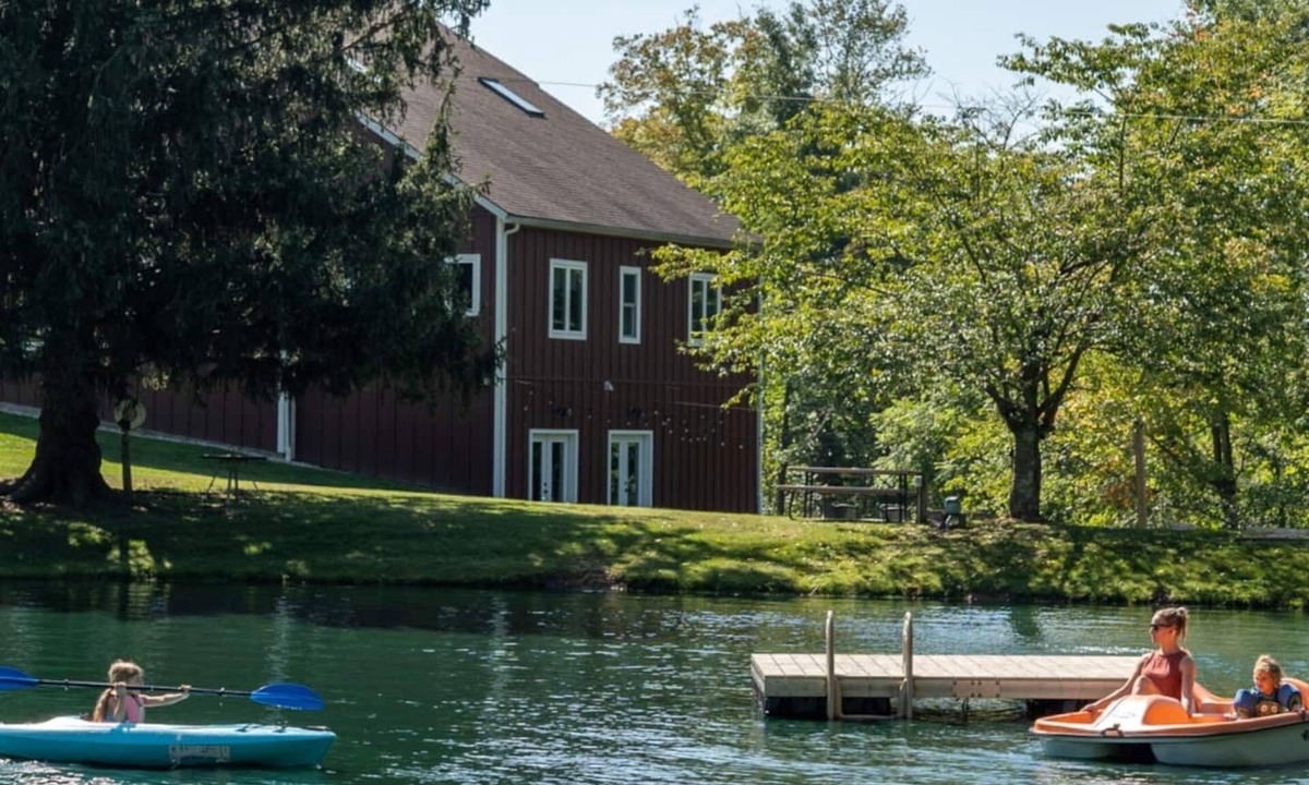 Ravenna House | Authentic Restored 1840s Barn | 20 Guests | Private Pond | Hot Tub | Sports Court | Games | Fishing