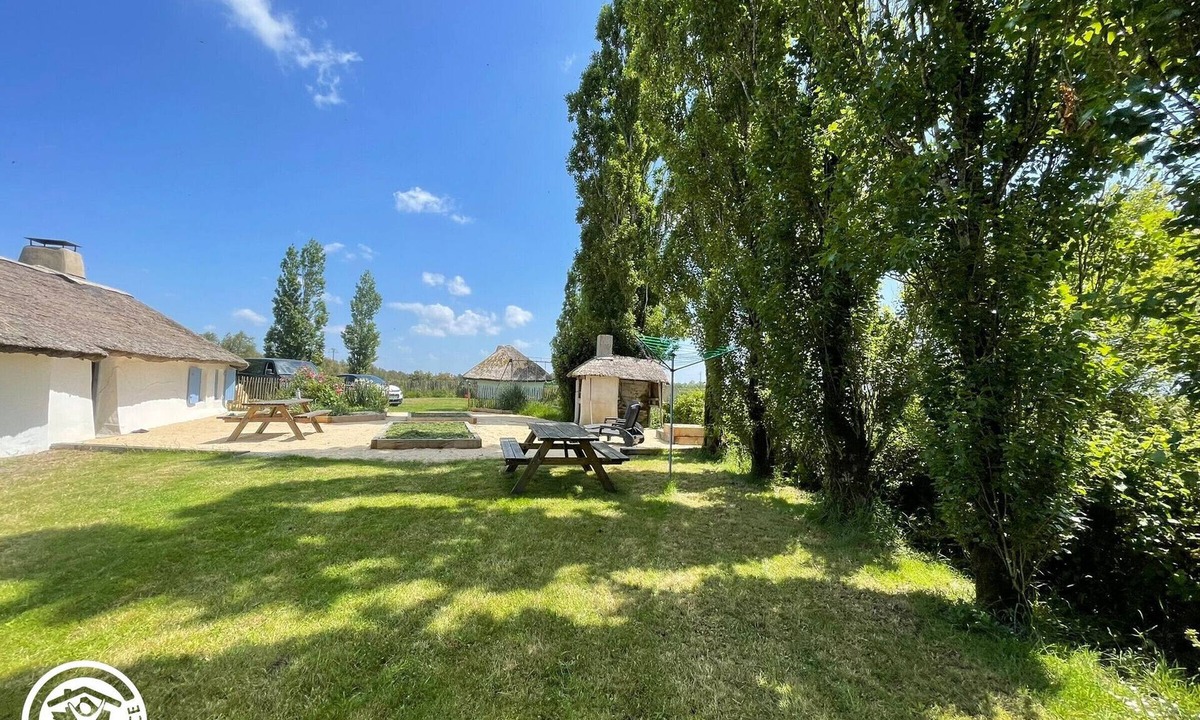 Beauvoir-sur-Mer Cottage | Authentic Stay in Traditional Bourrine in Beauvoir-sur-Mer