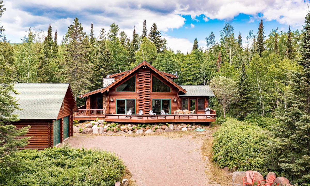 Lutsen Cabin | Authentic Up North Log Cabin with Modern Comforts
