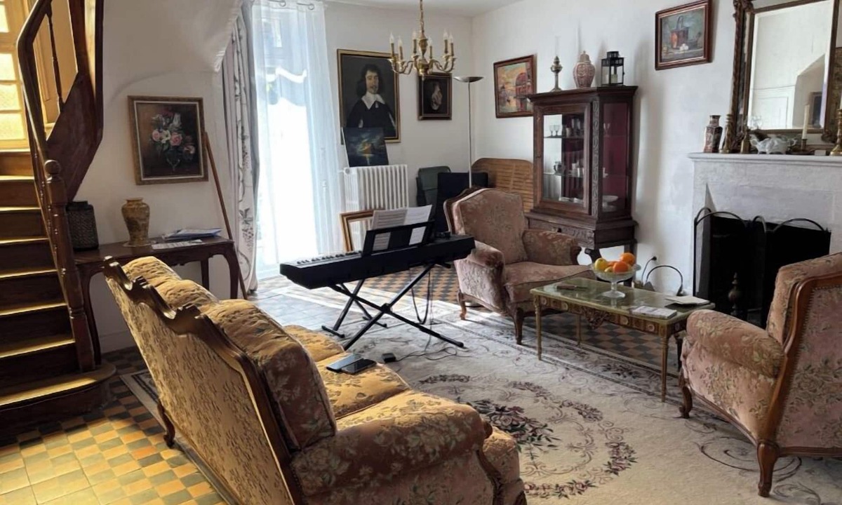 Yzeures-sur-Creuse Apartment | Authentic village apartment with river views