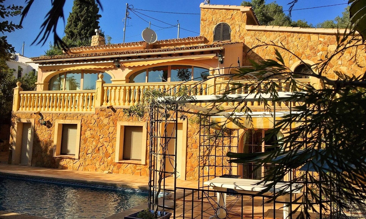 Urbanitzacio la Fustera Villa | Authentic villa,AC,WIFI,private pool,tropical garden,very private,near seaside