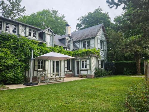 Saint-Arnoult House | Authentique Maison Normande avec Piscine