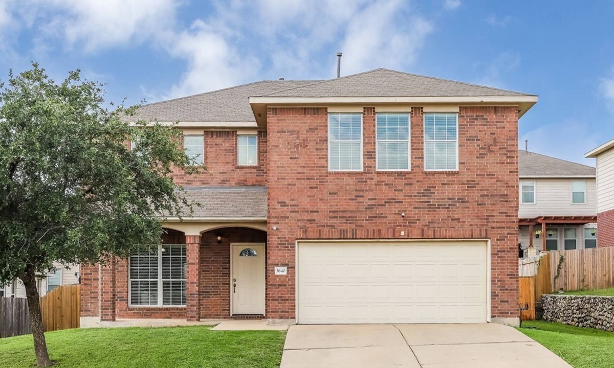 Round Rock Apartment | Autin - Family & Groups - Modern Lux