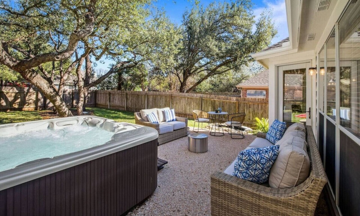 Cedar Park House | `Autumn Fire` -Hot Tub! Fully Equipped Kitchen!