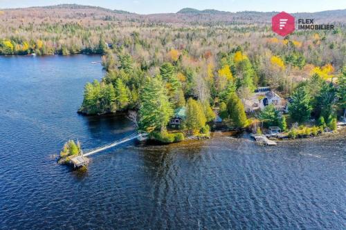 Saint-Denis-de-Brompton House | Aux Berges du Pont Suspendu - Chalet Île privée Spa Bord du lac - Estrie