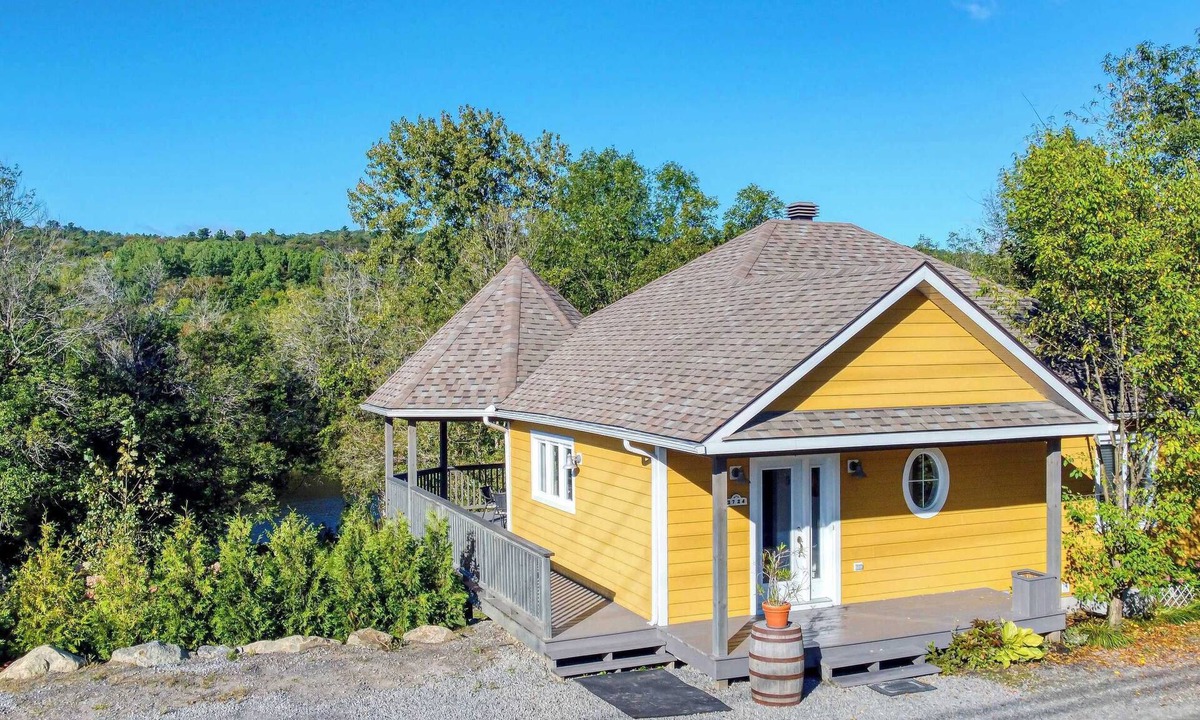 Prevost Ski Chalet | Aux Berges de la Rivière-du-Nord (Jaune)