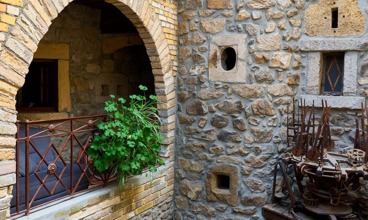 Sourzy House | Aux Prisons de Montagny