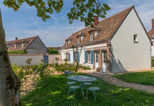 Tremblay-les-Villages Apartment | Aux Roses et aux Poutres