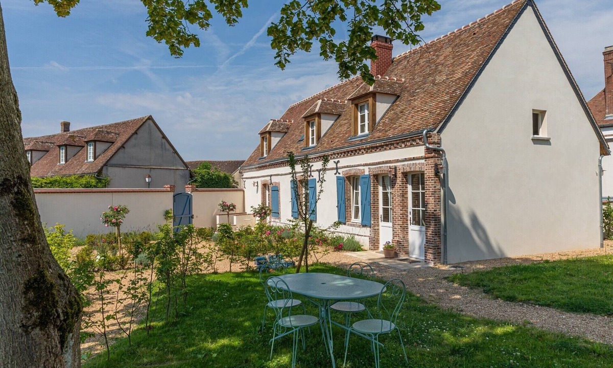 Tremblay-les-Villages Apartment | Aux Roses et aux Poutres