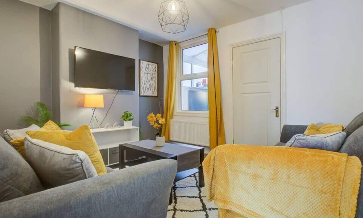 Reading House | AV Stays Modern Central Reading 4 Bed House