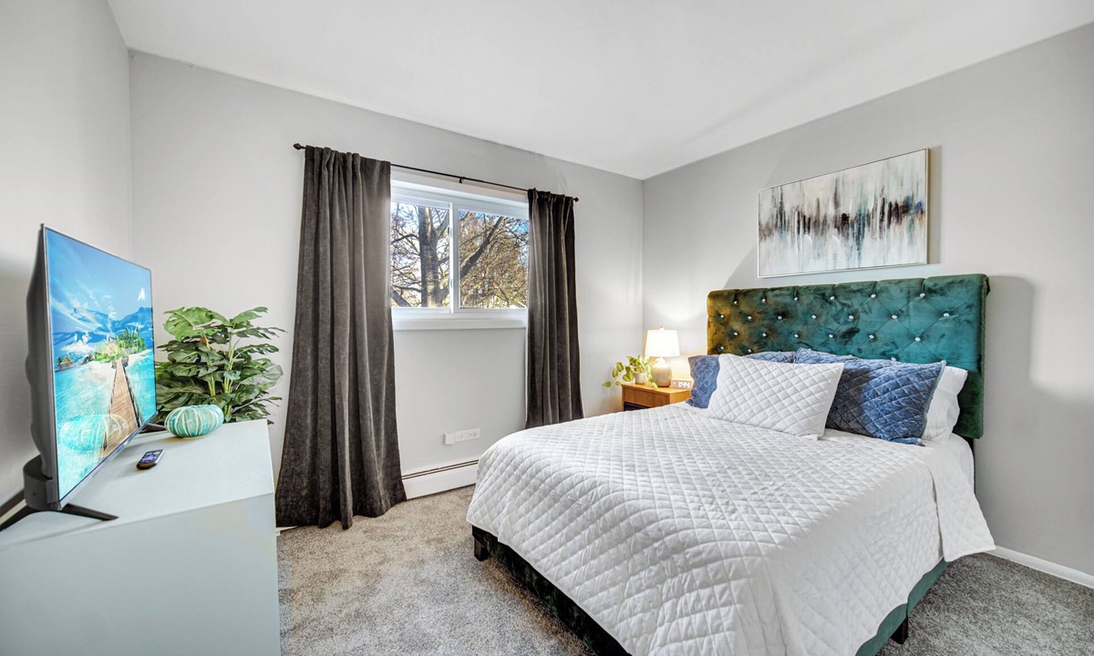Crown Point Apartment | AVAIL 8/2 - 2 bed/1 bath APT downtown Crown Point