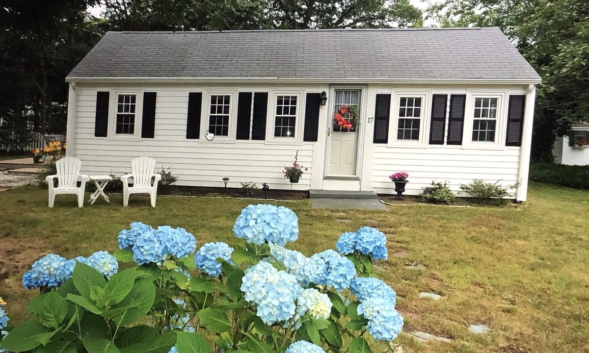 West Yarmouth House | Available memorial weekend near Seagull Beach, short walk to restaurant, shops