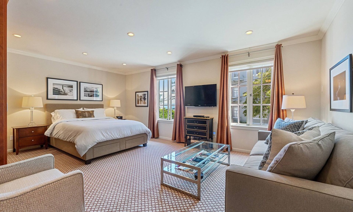 Russian Hill Apartment | AVAILABLE THIS SUMMER: 50+ FIVE STAR REVIEWS!