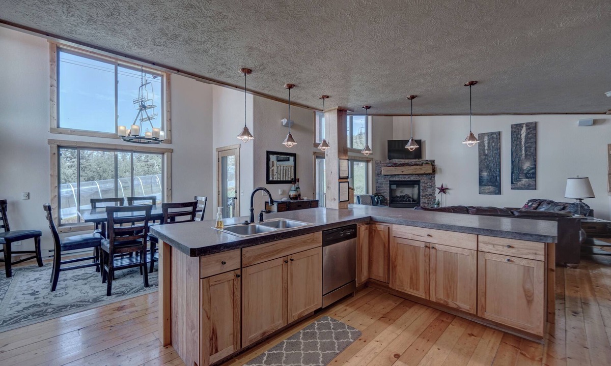 Lead Ski Chalet | Avalanche 3BR Chalet at Terry Peak with Jacuzzi Hot Tub - Sleeps 16