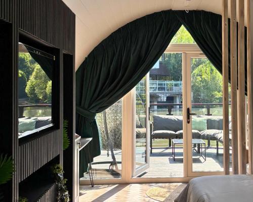 Little Hay Villa | AvantGlamp