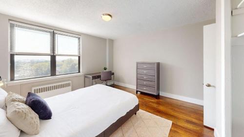 East Falls Apartment | Avenue A1111 Skyline Furnished 1br Apartment Pool