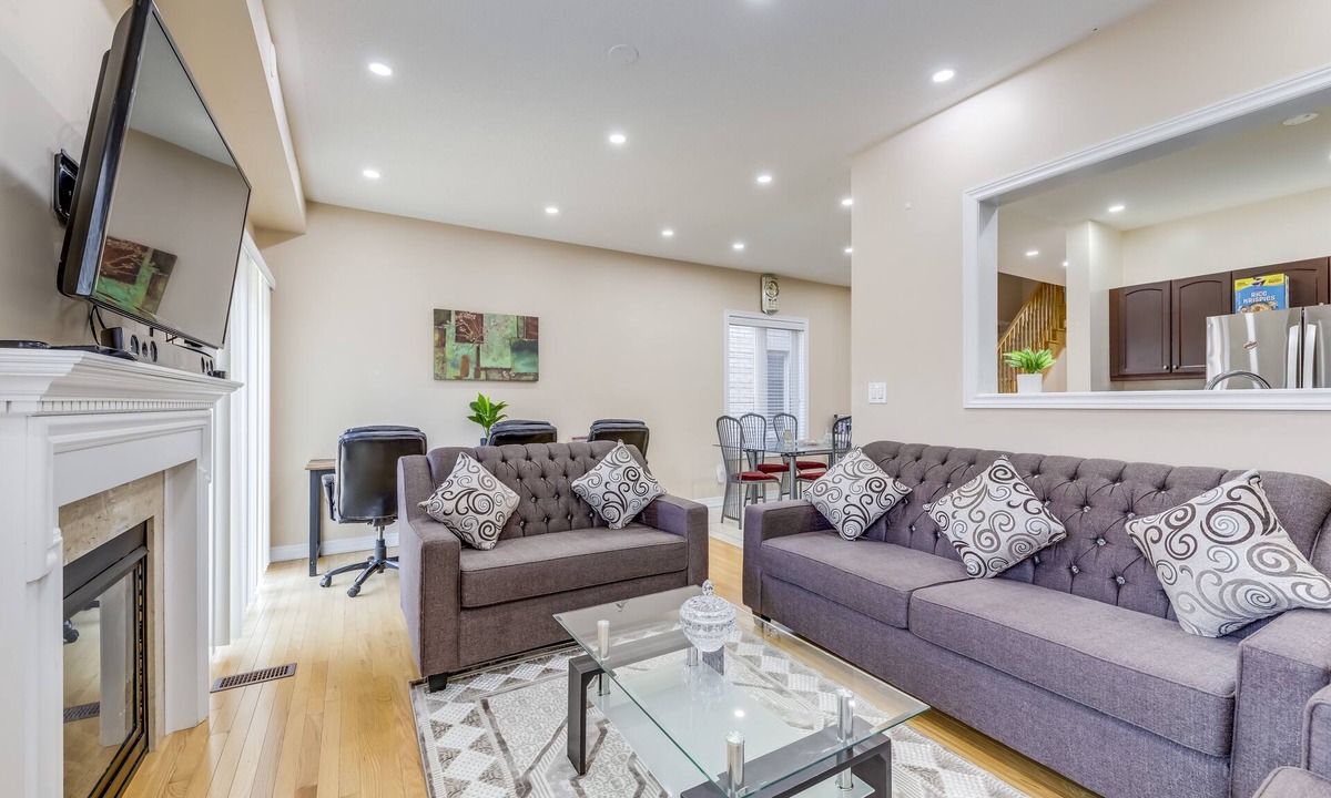 Brampton House | AVID Vacation Palace in Castlemore,Brampton