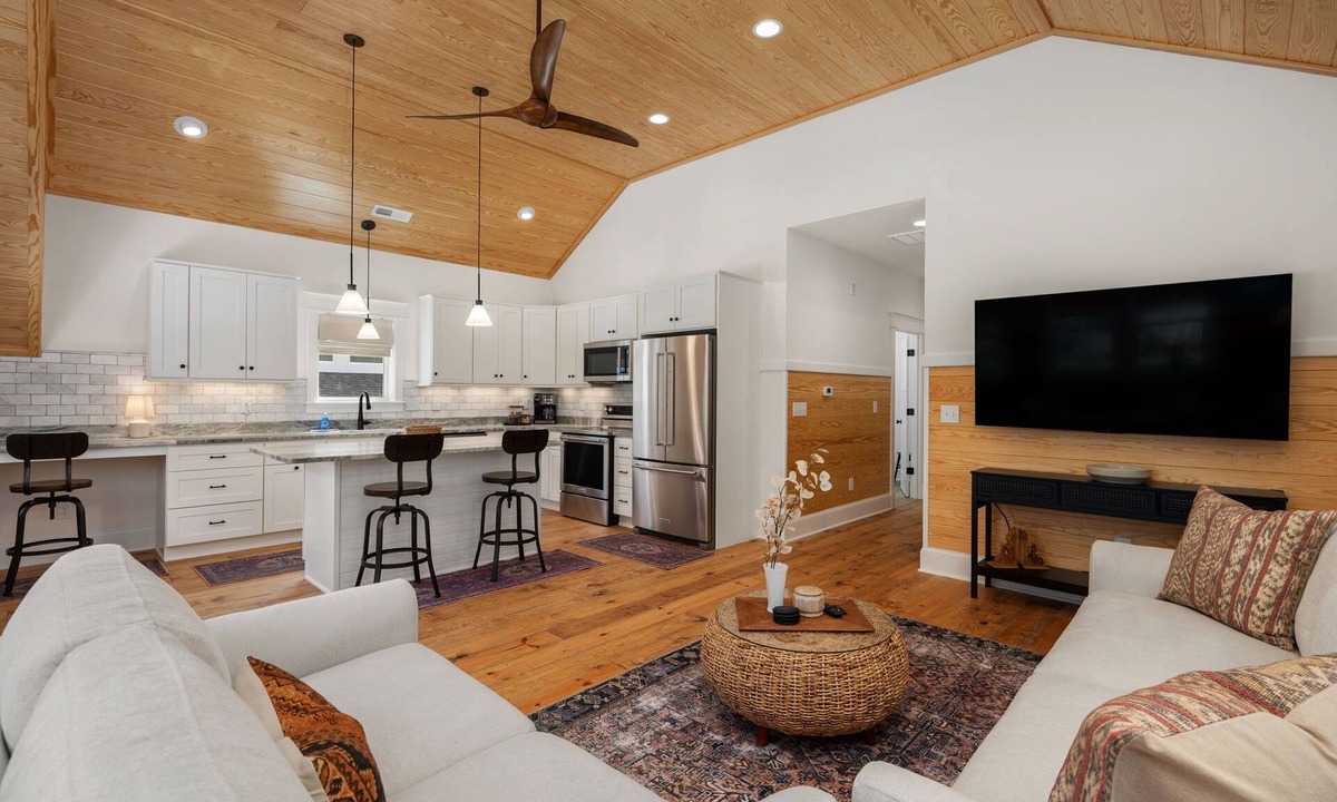 Harbinger Apartment | Award-Winner “The Carriage House”Gym+Pool Access