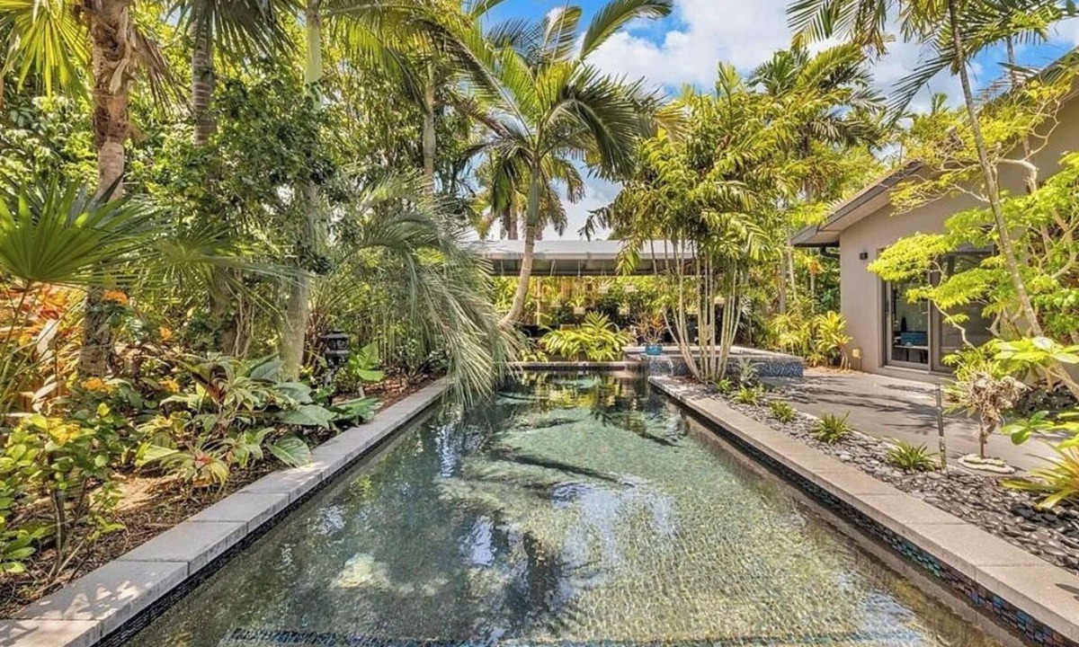 South Middle River House | Award Winning Home! BBQ-Heated Pool-2 miles from beach