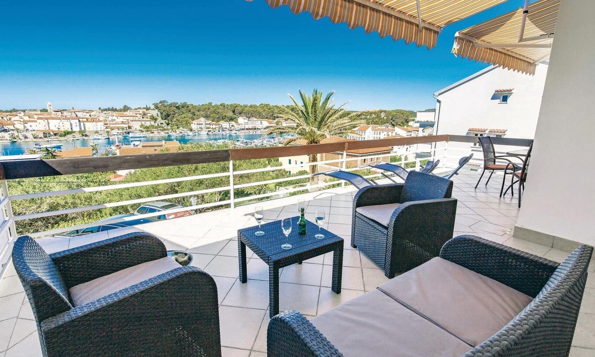 Banjol Apartment | Awesome apartment in Banjol with house sea view
