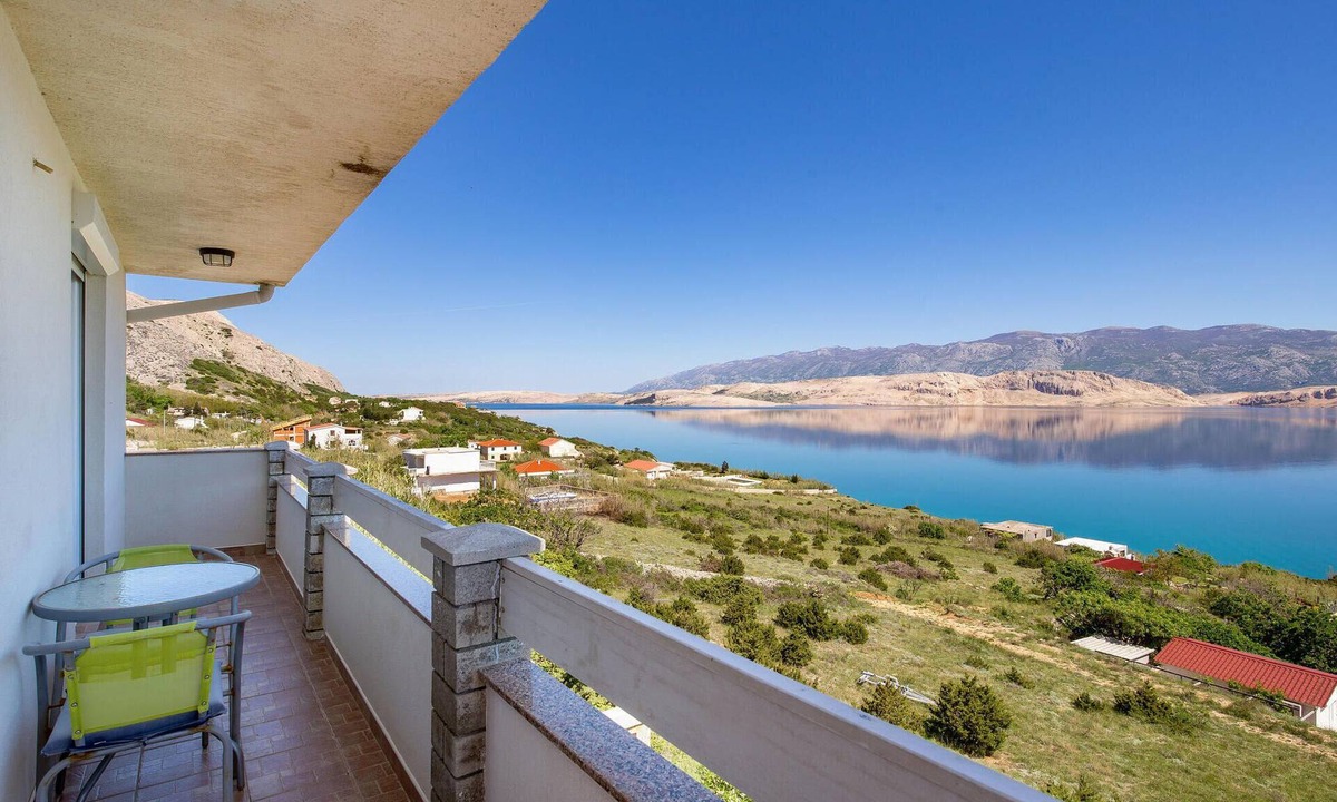 Bosana Apartment | Awesome apartment in Bosana with house sea view