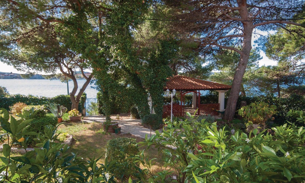 Brodarica Apartment | Awesome apartment in Brodarica