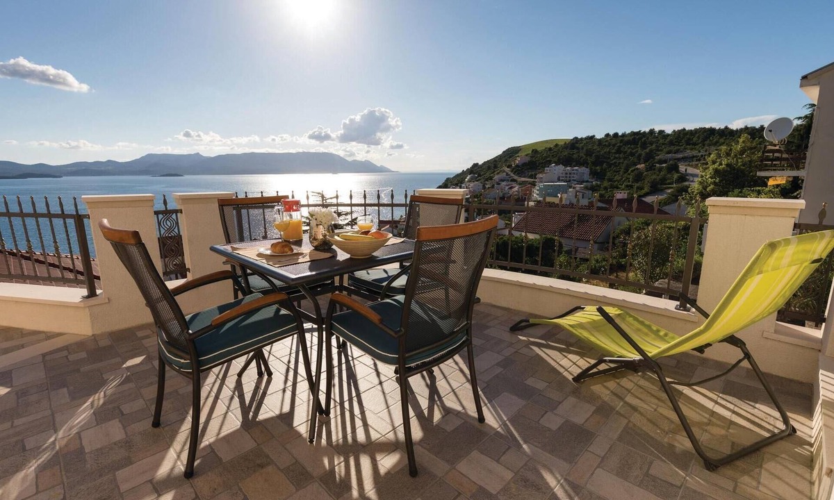Komarna Apartment | Awesome apartment in Komarna with WiFi