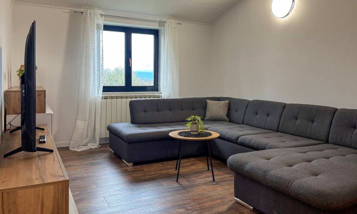 Mali Vareski Apartment | Awesome apartment in Krnica with WiFi
