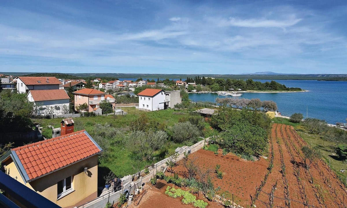 Raslina Apartment | Awesome apartment in Raslina with WiFi