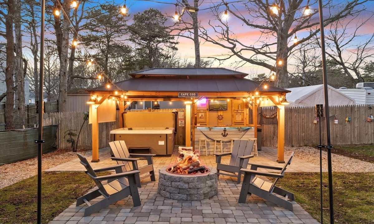 West Yarmouth House | Awesome Cottage! 1/2mi to beach, Hot Tub, Bar, Firepit, Dog