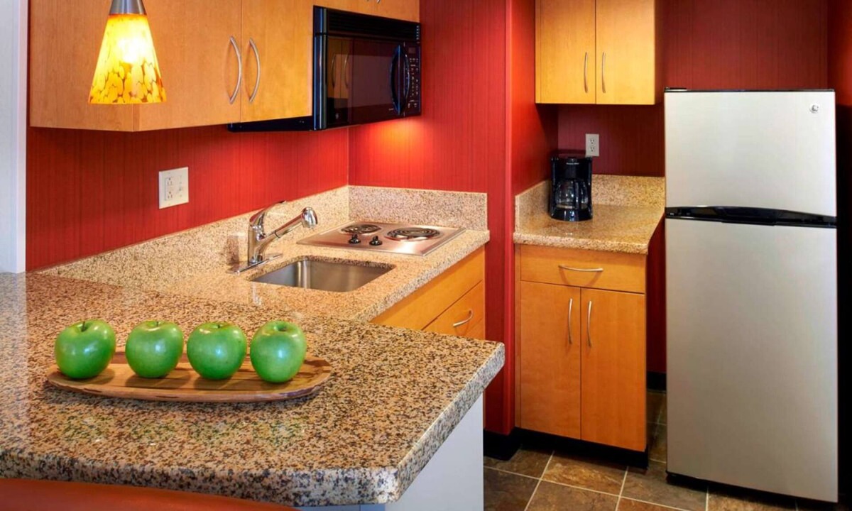 Warren Hotel | Awesome Find! Unit with Full Kitchen, Pets Allowed, Free Breakfast!