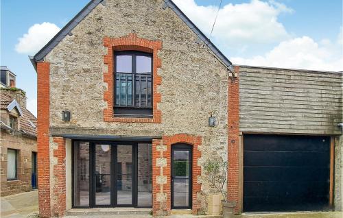 Saint-Vaast-la-Hougue House | Awesome Home In Saint-Vaast-La-Hougue