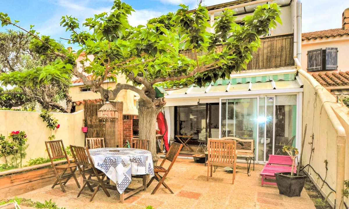 Sainte-Marie-la-Mer House | Awesome home in Sainte-Marie-la-Mer with WiFi